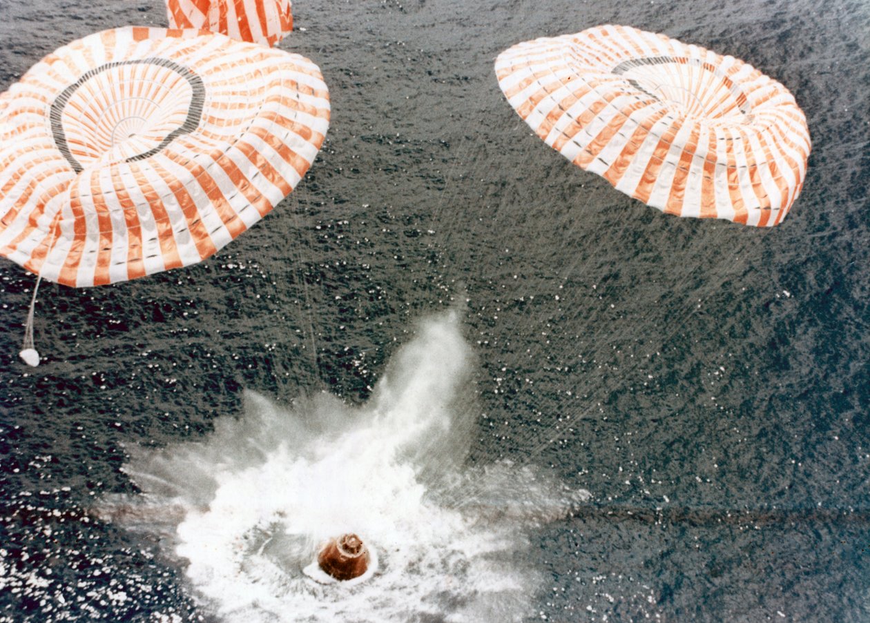 Apollo 15 kapsülü paraşüt arızasına rağmen güvenli bir şekilde iniyor, Orta Pasifik Okyanusu, 1971. by NASA Images
