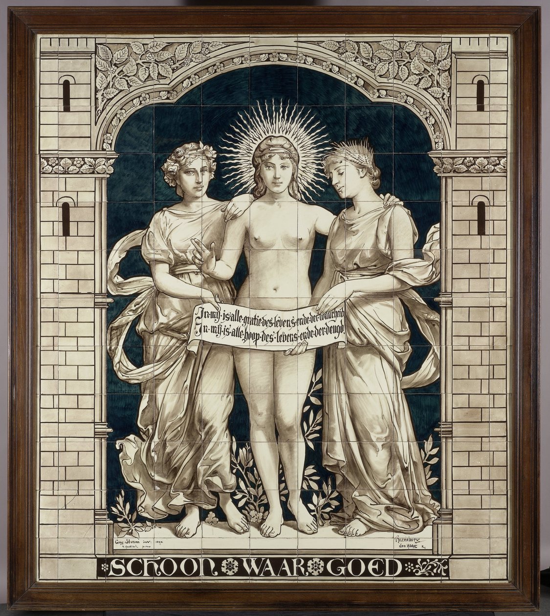 Güzelin, Doğrunun ve İyinin kişileştirilmesiyle çini panel by N.V. Haagsche Plateelfabriek Rozenburg