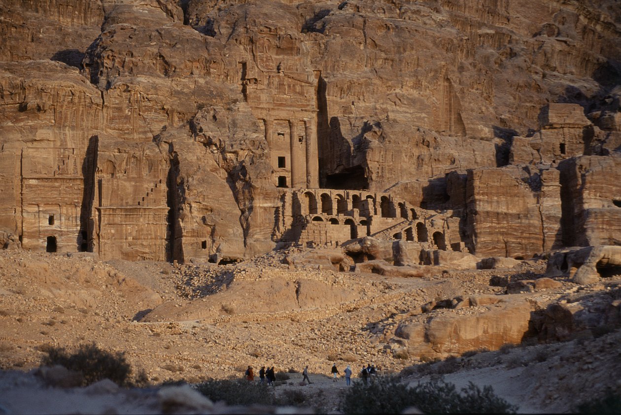 Kayaya oyulmuş mezarların görünümü by Nabatean