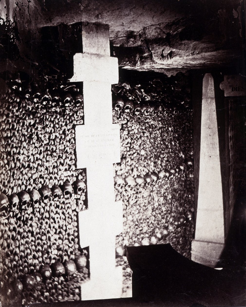 Paris yer altı mezarlarının ossuaries. Lethe veya Forget kaynağının yakınında by Nadar