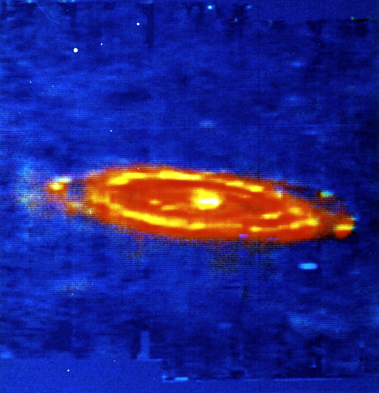 Andromeda Gökadası (M 31) - sarmal. IRAS (Kızılötesi Astronomik Uydu) tarafından yapılan kızılötesi görüntü. Çıplak gözle görülebilen en uzak nesne. NASA