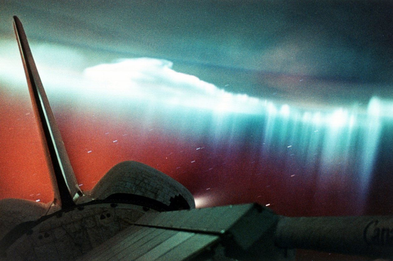 Aurora Australis (perde formu), bir kısmı sağ üst ön planda görülebilen Uzay Mekiği Endeavour