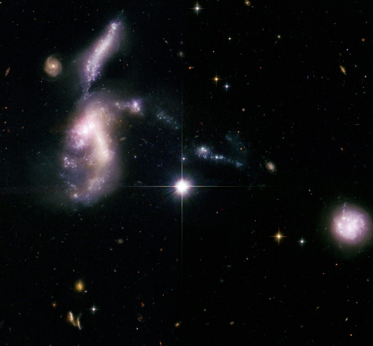 Hickson Kompakt Grup 31, Kanadalı gökbilimci Paul Hickson tarafından kataloglanan 100 kompakt gökada grubundan biri. Kredi NASA. bilim astronomi by National Aeronautics and Space Administration National Aeronautics and Space Administration