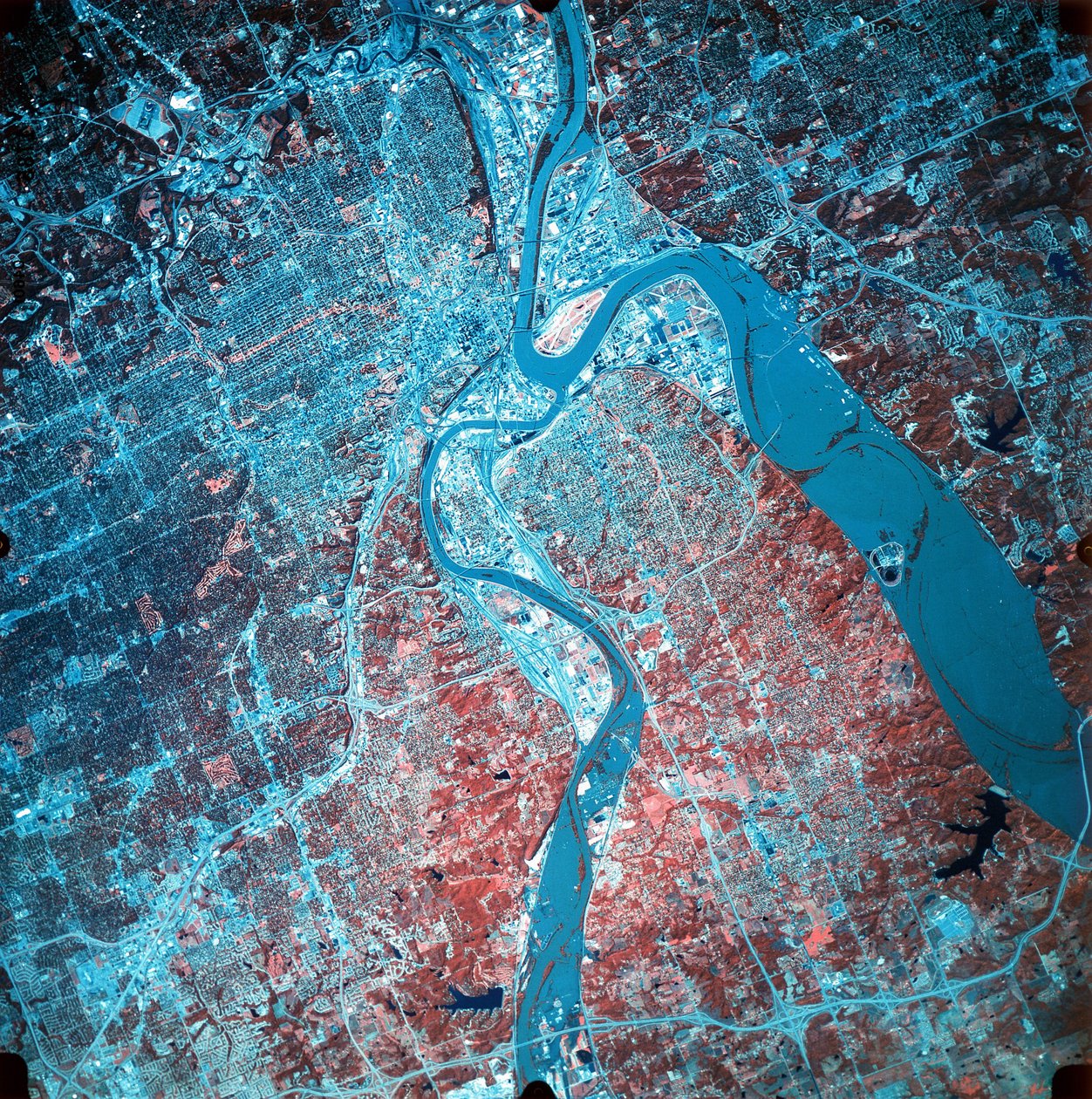Yoğun sel sırasında Missouri ve Kansas nehirlerinin birleştiği yerin kızılötesi fotoğrafı, 19 Temmuz 1993 (Kuzey, sağ üst). NASA