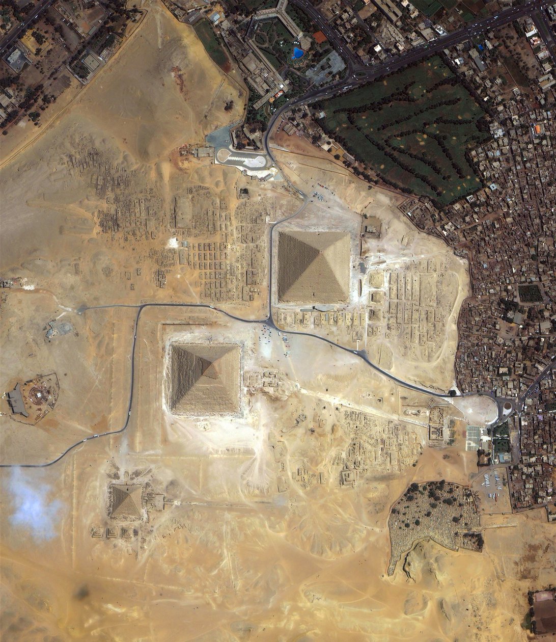 Mısır, Giza Piramitlerinin uydu görüntüsü. Kredi NASA. by National Aeronautics and Space Administration National Aeronautics and Space Administration
