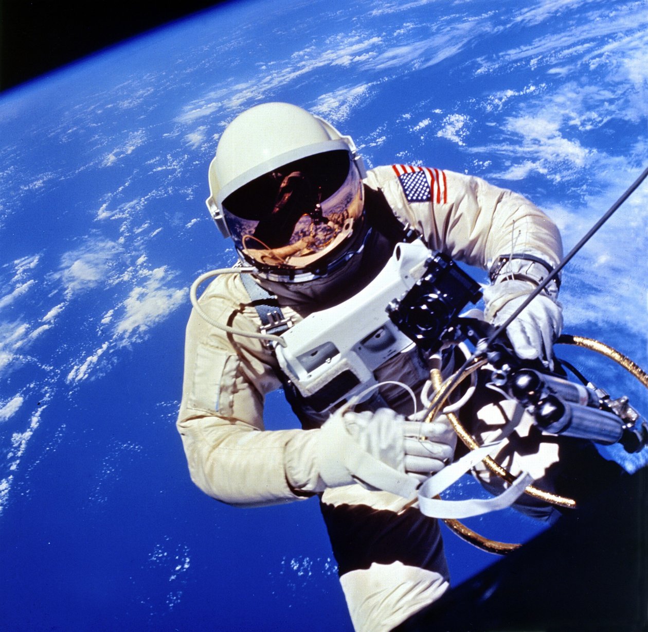 ABD Astronot Edward H White II, Gemini-Titan 4 uçuşunun üçüncü yörüngesi sırasında harici görevler yürütüyor. NASA