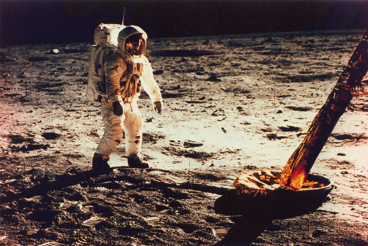 Buzz Aldrin, Ay Modülünün Bir Bacağı Yakınında Ay Yüzeyinde Yürürken, 1969. by Neil Armstrong