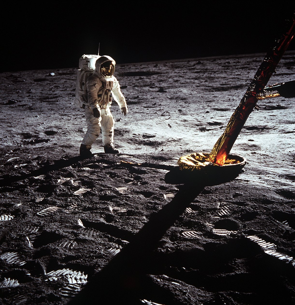 Buzz Aldrin, Ay Modülünün ayağının yanında, Apollo II görevi, Temmuz 1969. by Neil Armstrong