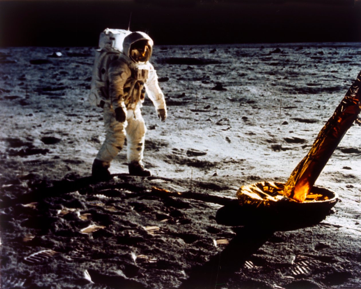 Buzz Aldrin, Ay Modülünün ayağının yanında, Apollo II görevi, Temmuz 1969. by Neil Armstrong