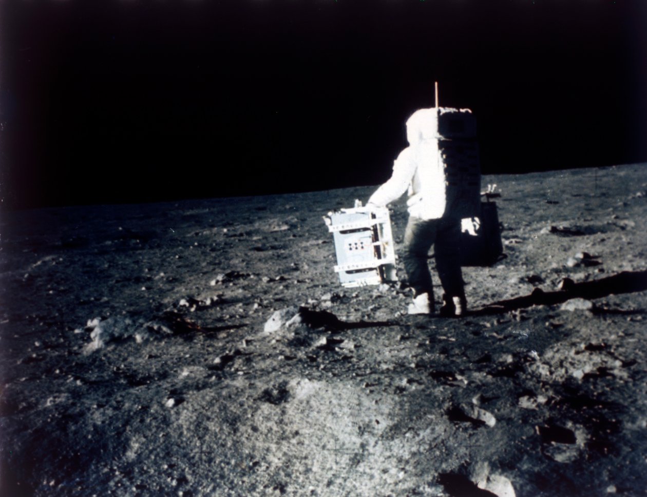 Buzz Aldrin, ay yüzeyinde bir deney gerçekleştirir, Apollo II görevi, Temmuz 1969. by Neil Armstrong