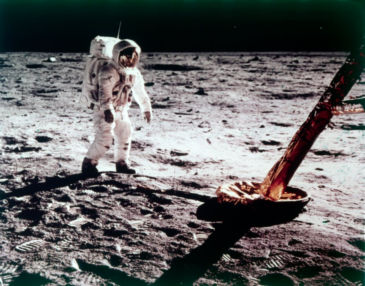 Buzz Aldrin, Ay'daki Ay Modülü'nün ayağının yakınında, Apollo 11 görevi, Temmuz 1969. by Neil Armstrong