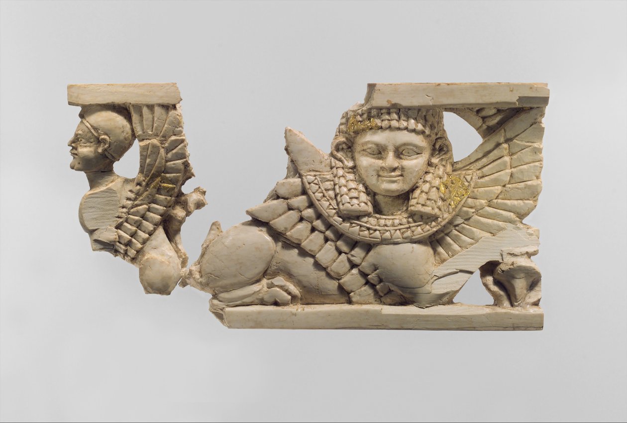 İki sfenksli ajur mobilya plaketi, MÖ 800 dolayları (fildişi, altın varak) by Neo Assyrian