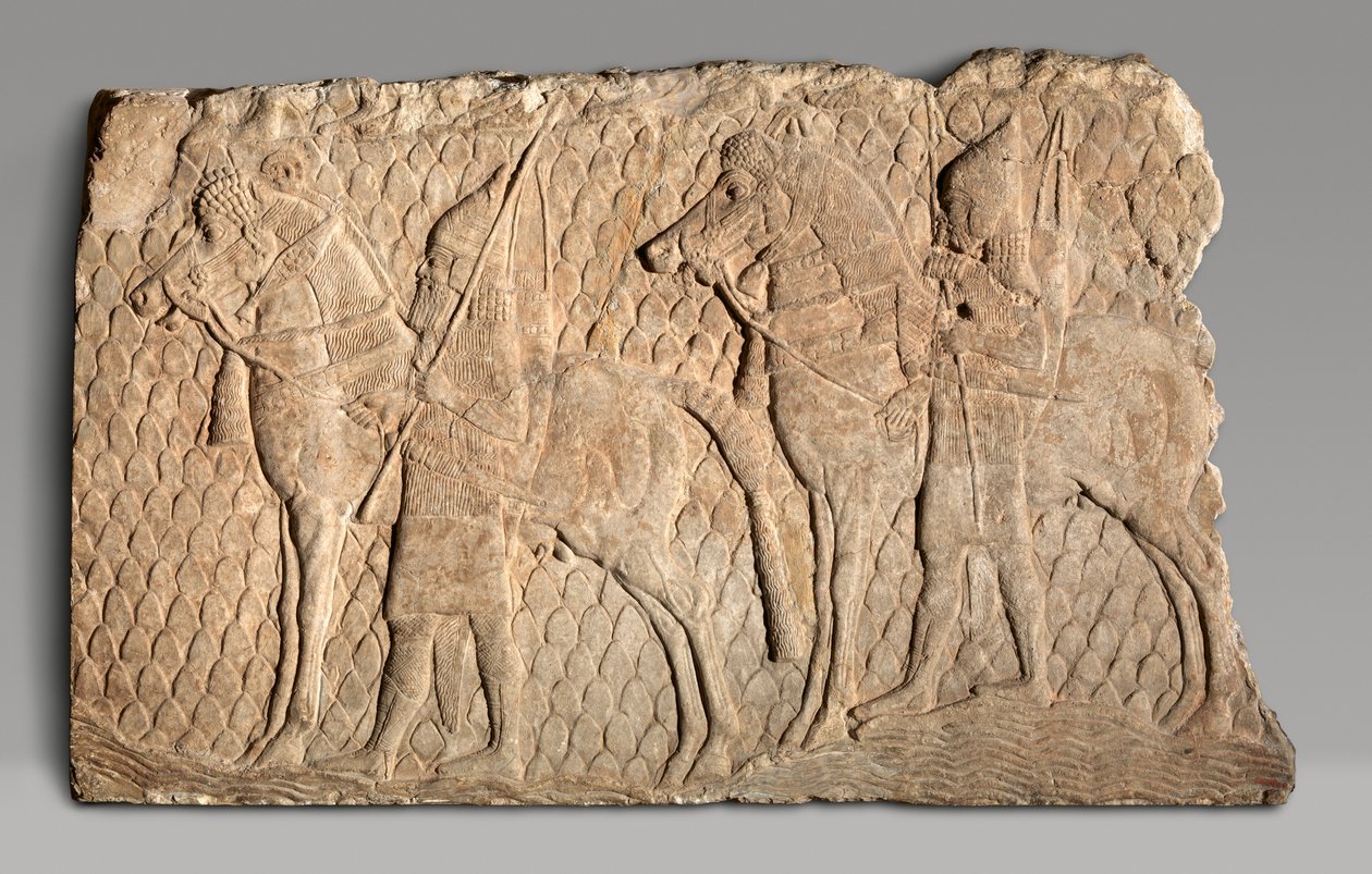 Rölyef parçası: dağlık arazide bir dere boyunca uzanan süvariler, MÖ 704–681 dolayları. (alçıtaşı kaymaktaşı) by Neo Assyrian