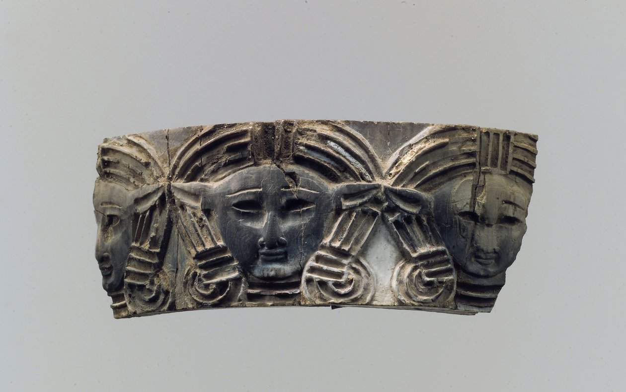 Üç ön başlı emaye işi mobilya veya kozmetik kutusu plaketi, MÖ 8.-7. yy. (fildişi) by Neo Assyrian
