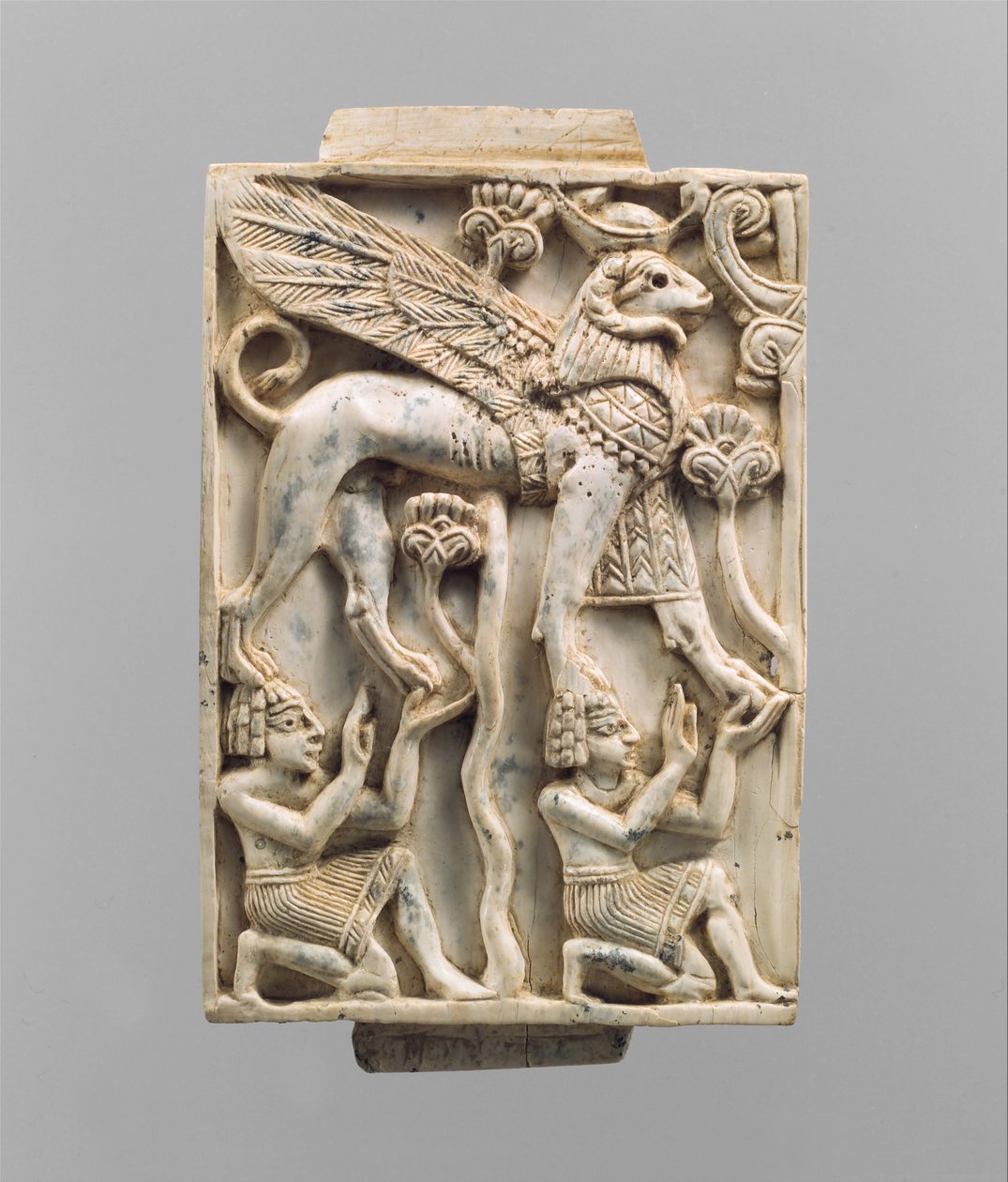 Koç başlı bir sfenks ile kabartma olarak oyulmuş mobilya levhası, MÖ 9-8. yy. (fildişi) by Neo Assyrian