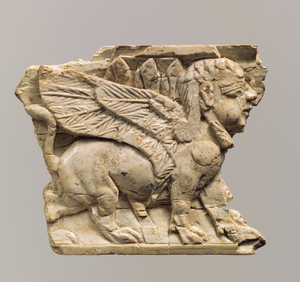 Sfenks kabartmalı mobilya levhası, MÖ 9.-8. yy. (fildişi) by Neo Assyrian