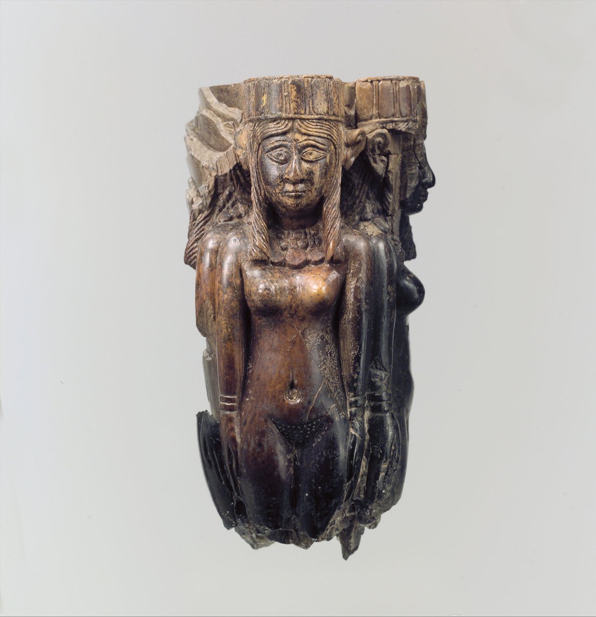 Dört kadın figürü şeklinde yelpaze veya çırpma sapı, MÖ 8-7. yy. (fildişi) by Neo Assyrian