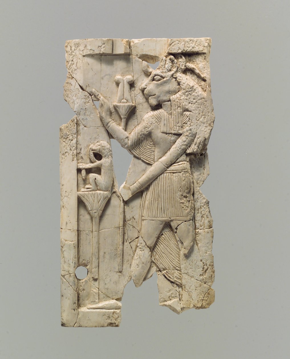Aslan başlı figürlü kabartmalı mobilya levhası, MÖ 8.-7. yy. (fildişi) by Neo Assyrian