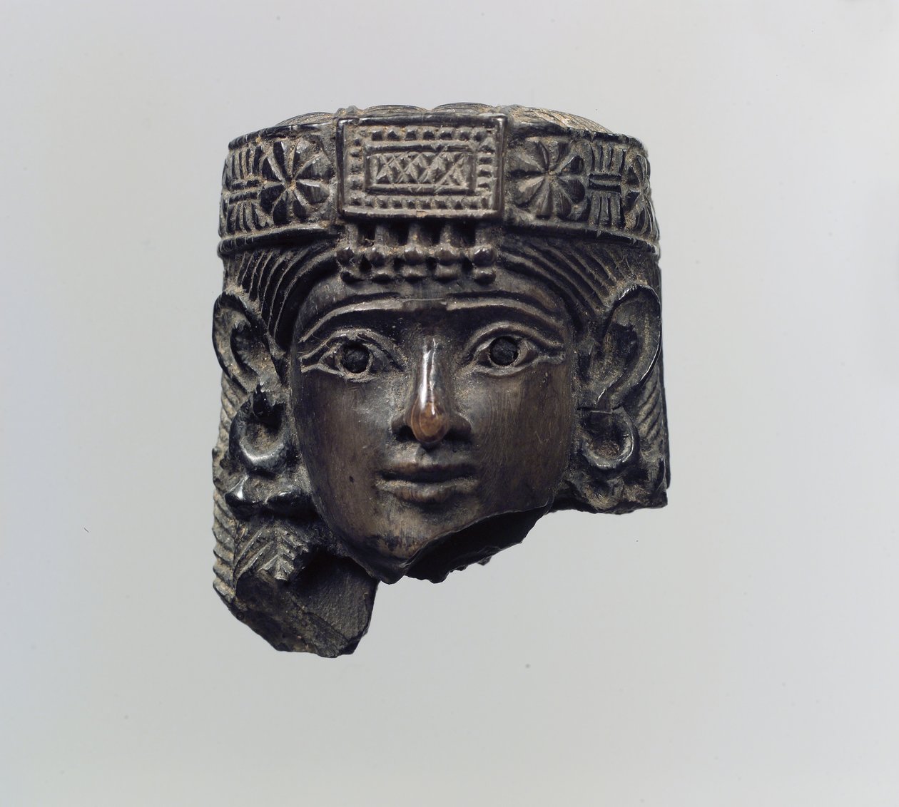 Bir kadın figürünün başı, MÖ 8. yy. (fildişi) by Neo Assyrian