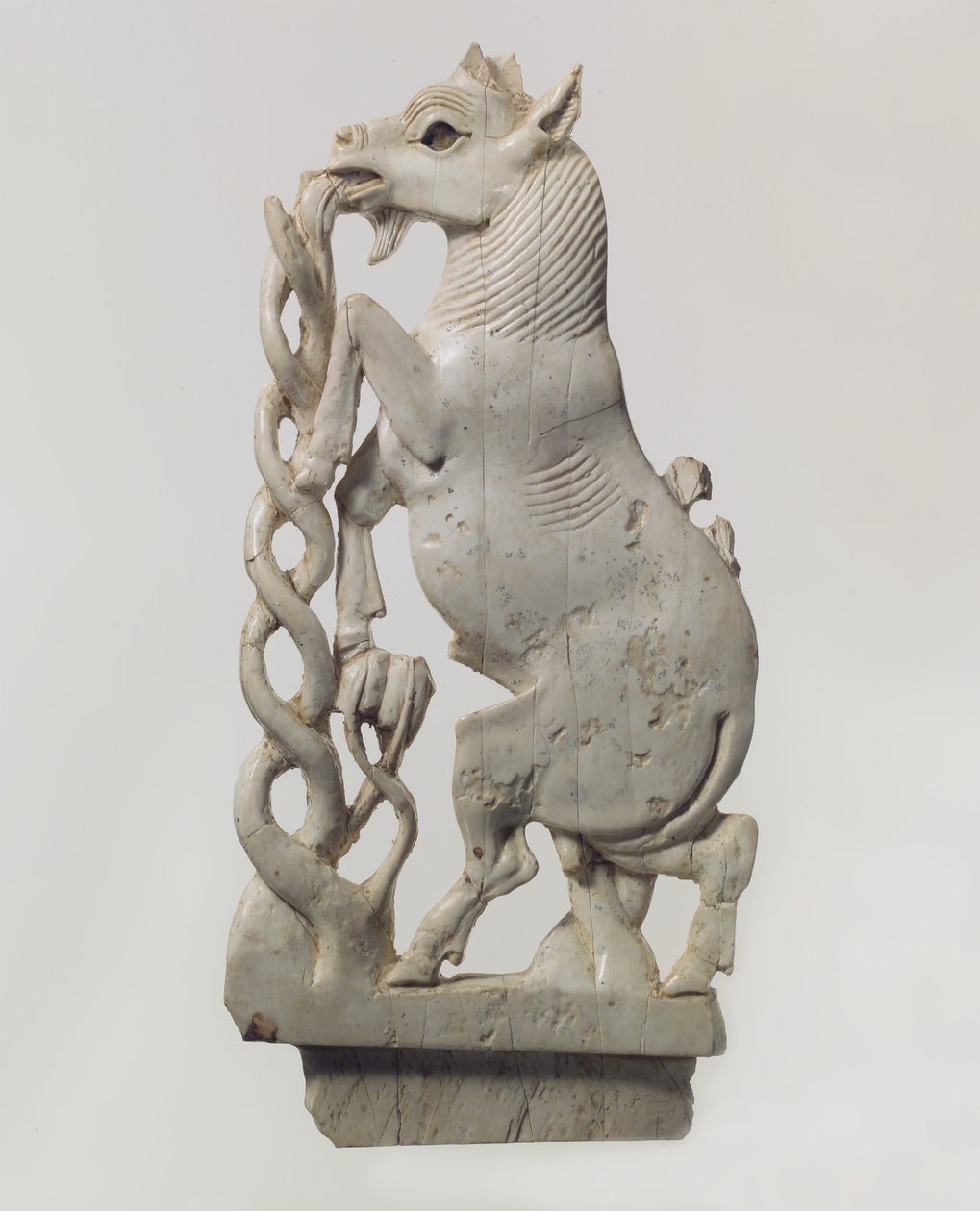 Yetiştirme keçisi olan ajur mobilya levhası, MÖ 9.-8. yy. by Neo Assyrian