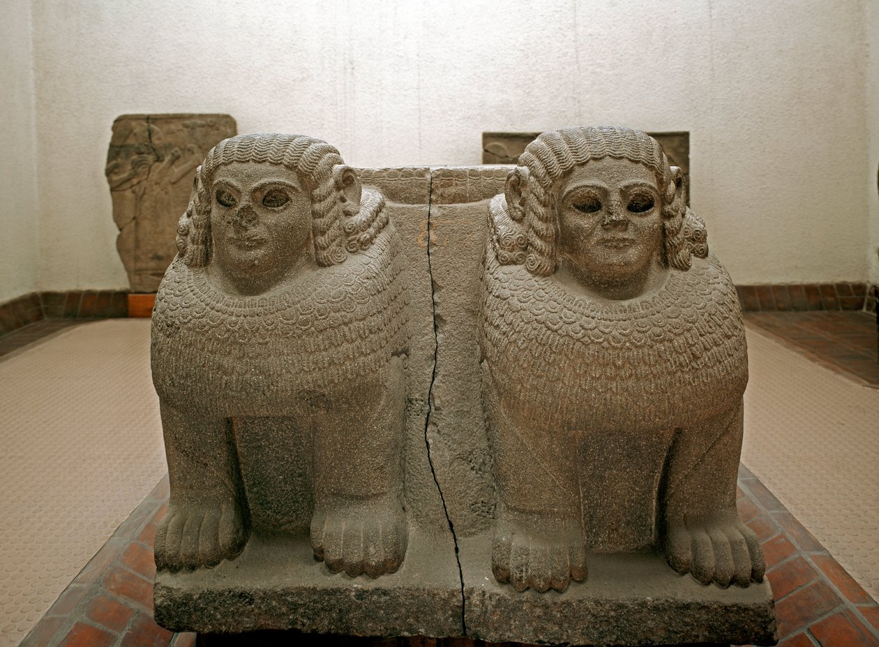 Art neo hitit: sfenksten yapılmış bazalt dekorlu sütun kaidesi. Samal sitesinden (şimdiki Sam'al Zendjirli veya Sinjirli). MÖ 8. yüzyıl. İstanbul Arkeoloji Müzesi by Neo Hittite