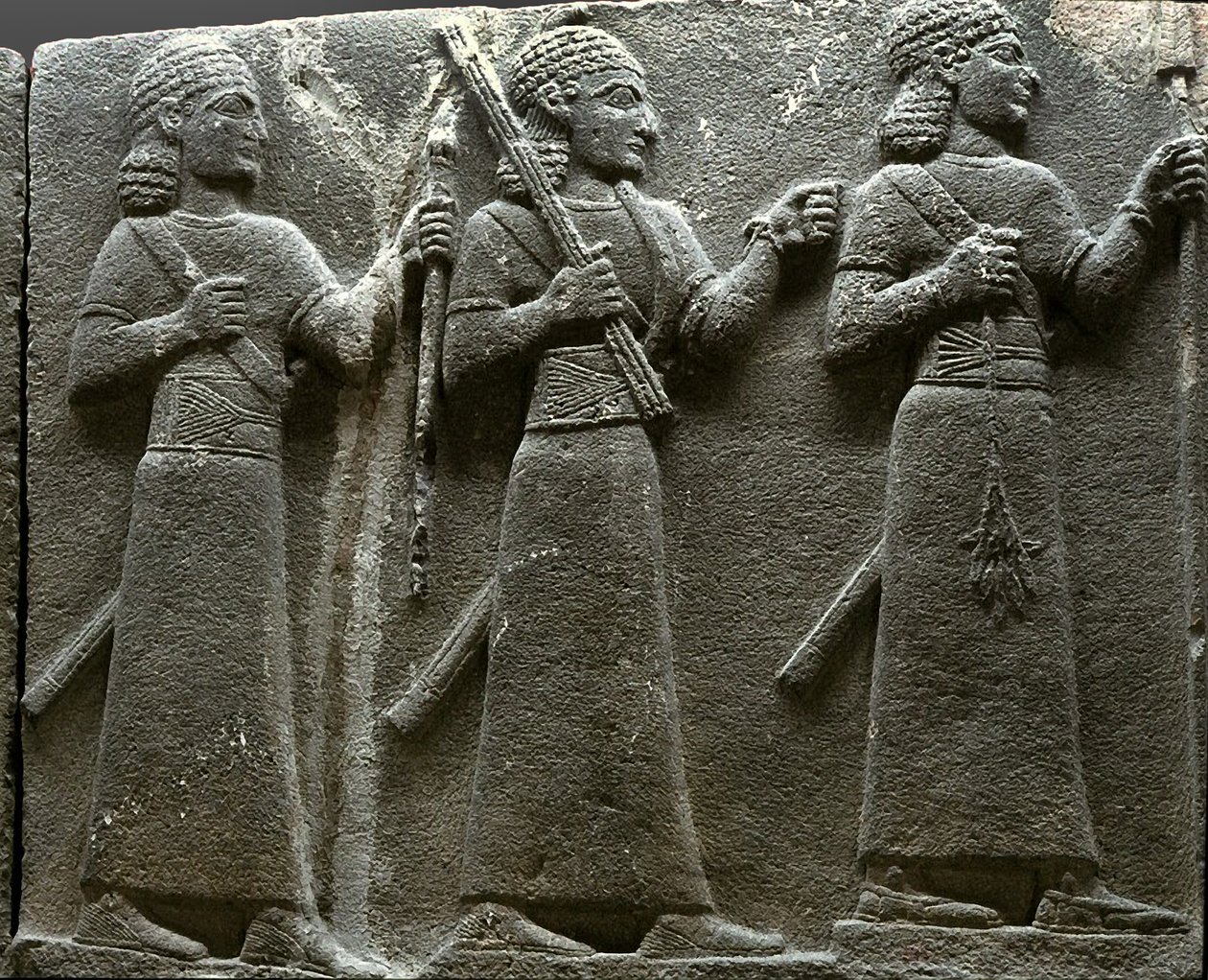 Türkiye taşından Hitit saray görevlilerini gösteren kabartma by Neo Hittite