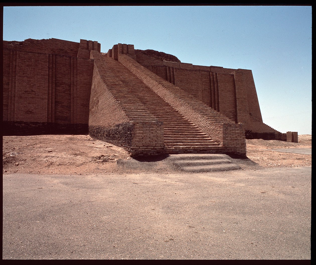 Yeniden inşa edilmiş zigguratın merdiveninin görünümü, MÖ 2050 by Neo Sumerian