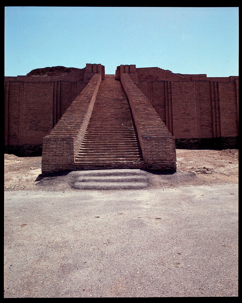 Yeniden inşa edilmiş zigguratın merdiveninin görünümü, MÖ 2050 by Neo Sumerian
