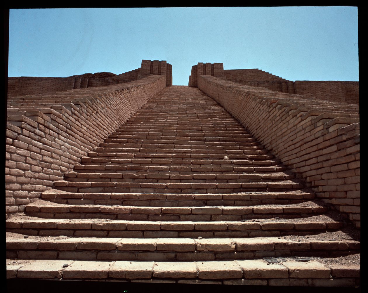 Yeniden inşa edilmiş zigguratın merdiveninin görünümü, MÖ 2050 by Neo Sumerian