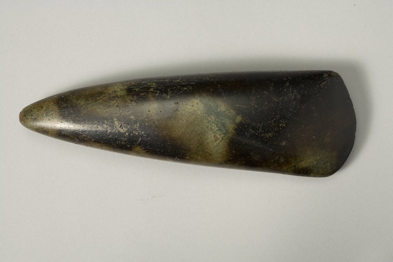 Balta başı, MÖ 3. binyıl (cilalı koyu yeşil taş) by Neolithic