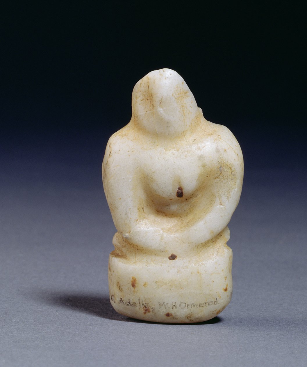 Oturan heykelcik Antalya, Türkiye, Geç Neolitik, MÖ 2000 dolayları (mermer) by Neolithic