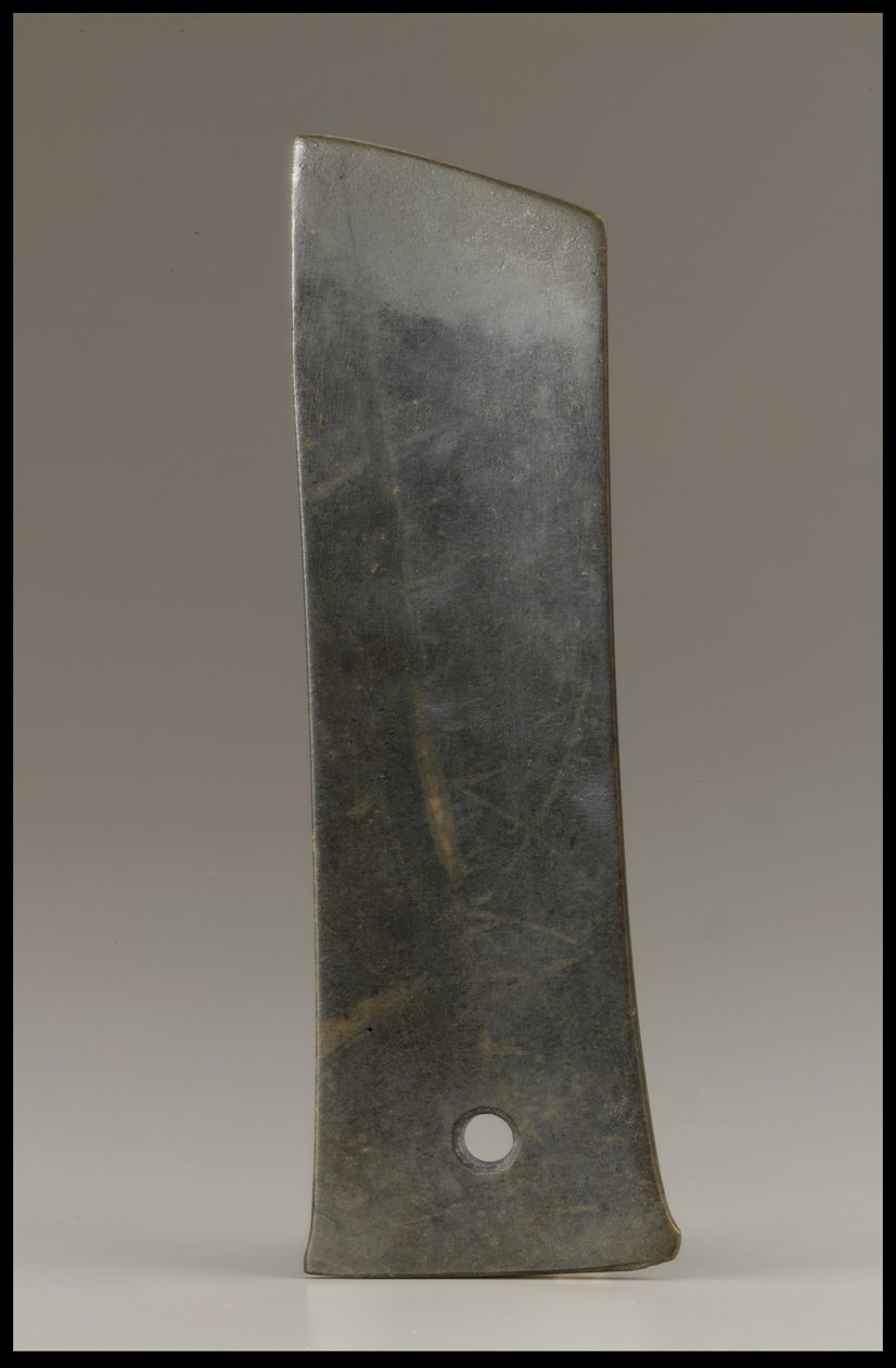 Hasat bıçağı (hu), Qijia Kültürü, MÖ 2500-2000 dolayları (yeşim taşı) by Neolithic Period Chinese School