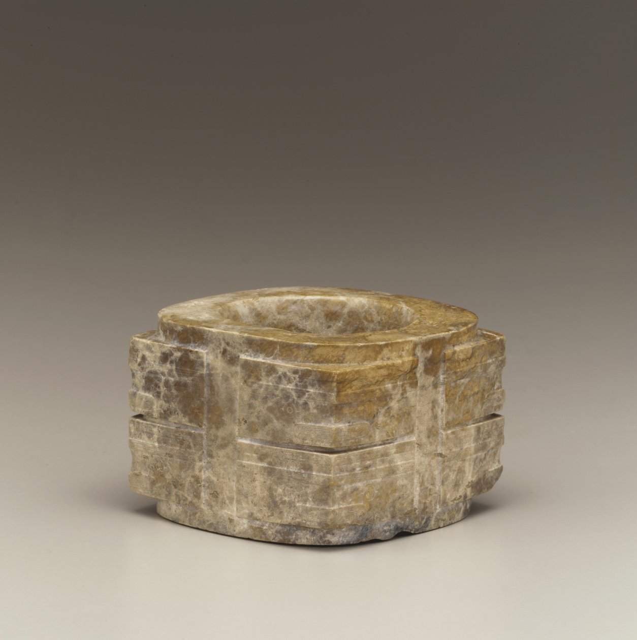 Kısa tüp (cong) Tai Gölü bölgesi, Liangzhu kültürü, MÖ 3300-2250 (yeşim taşı) by Neolithic Period Chinese School