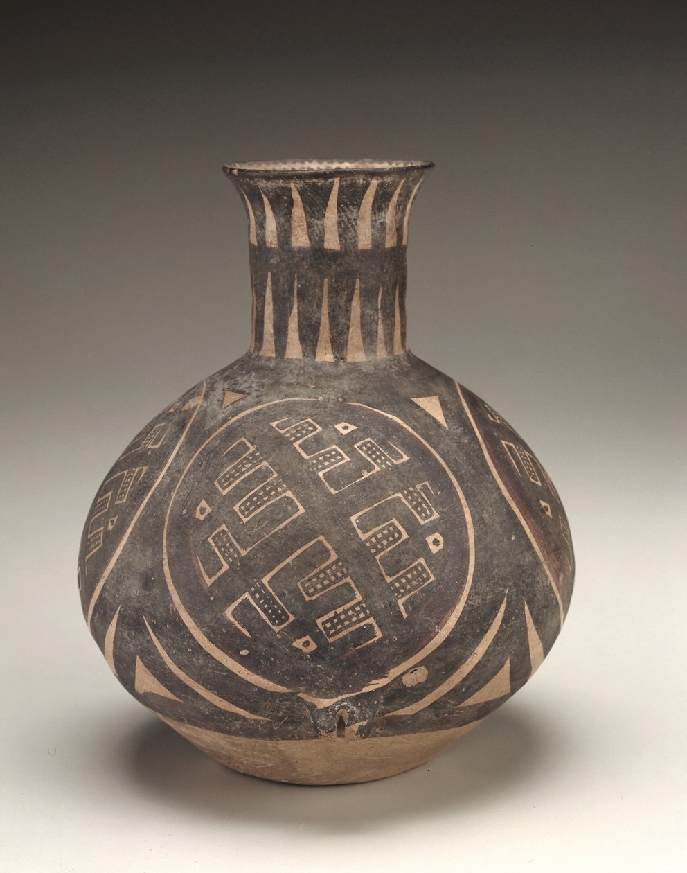 Urn, Gansu Eyaleti, MÖ 2000 dolayları (seramik) by Neolithic Period Chinese School