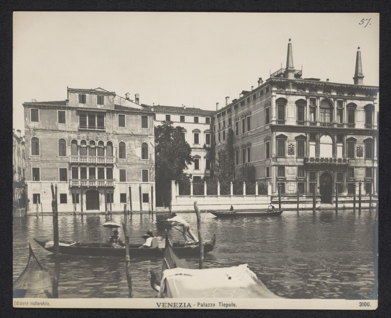 Venedik Venezia'da bir palazzo'nun dış görünümü - Palazzo Tiepolo (nesnedeki başlık) by Neue Photographische Gesellschaft