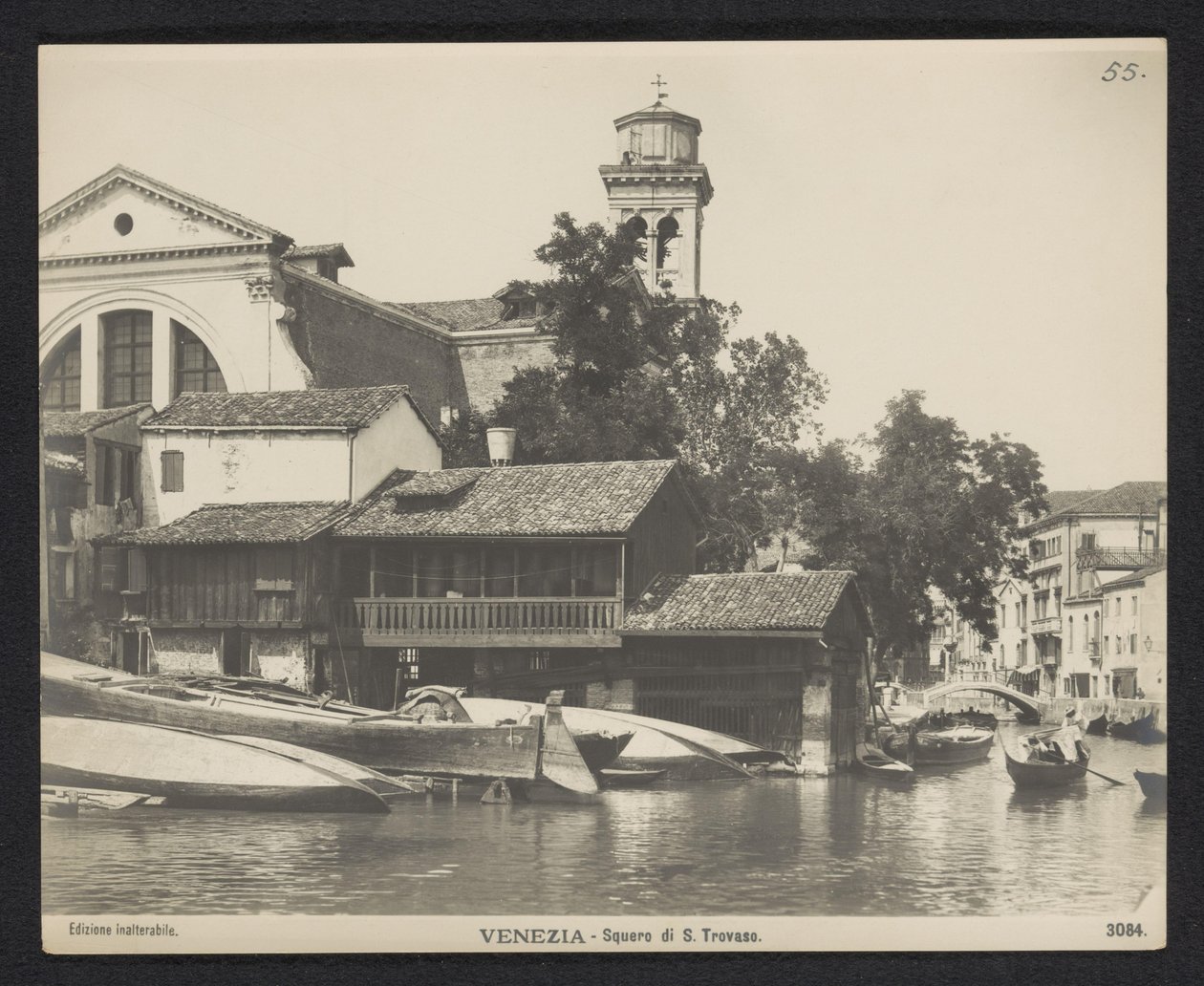 Venedik Venezia'daki Squero di San Trovaso'daki gondol atölyesinin görünümü - Squero di S. Trovaso (nesnedeki başlık) by Neue Photographische Gesellschaft