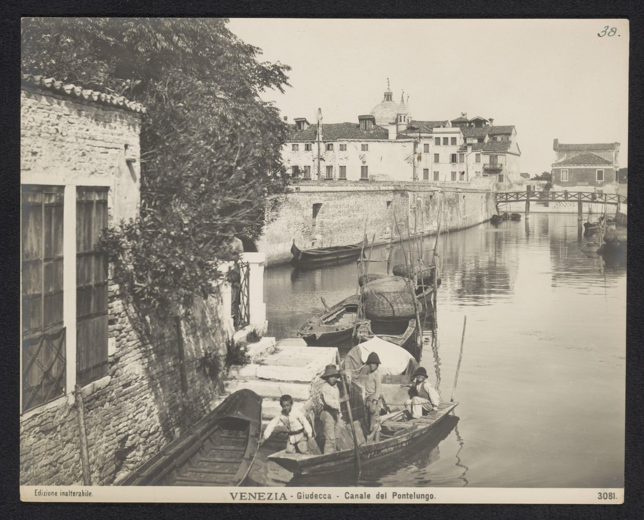 Kanal te Venedik Venedik - Giudecca - Canale del Pontelungo (nesne üzerindeki başlık) by Neue Photographische Gesellschaft