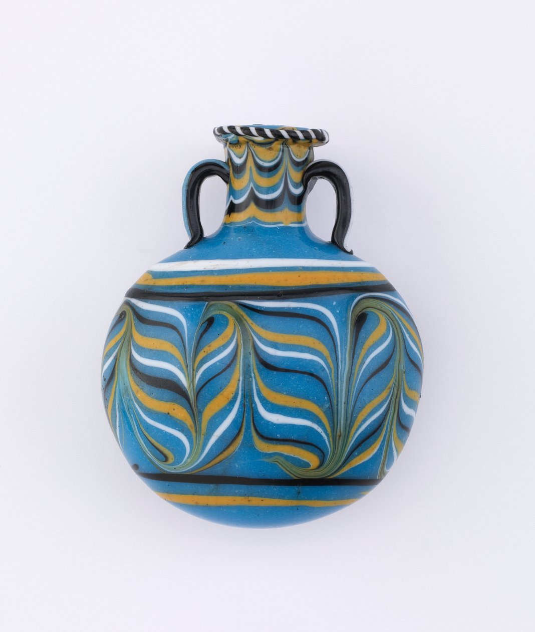 Beyaz, siyah ve sarı renkte sürüklenmiş tüy tasarımlı açık mavi lentoid şişe, 18. Hanedan, MÖ 1539-1295 c.1539-1295 cam by New Kingdom Egyptian