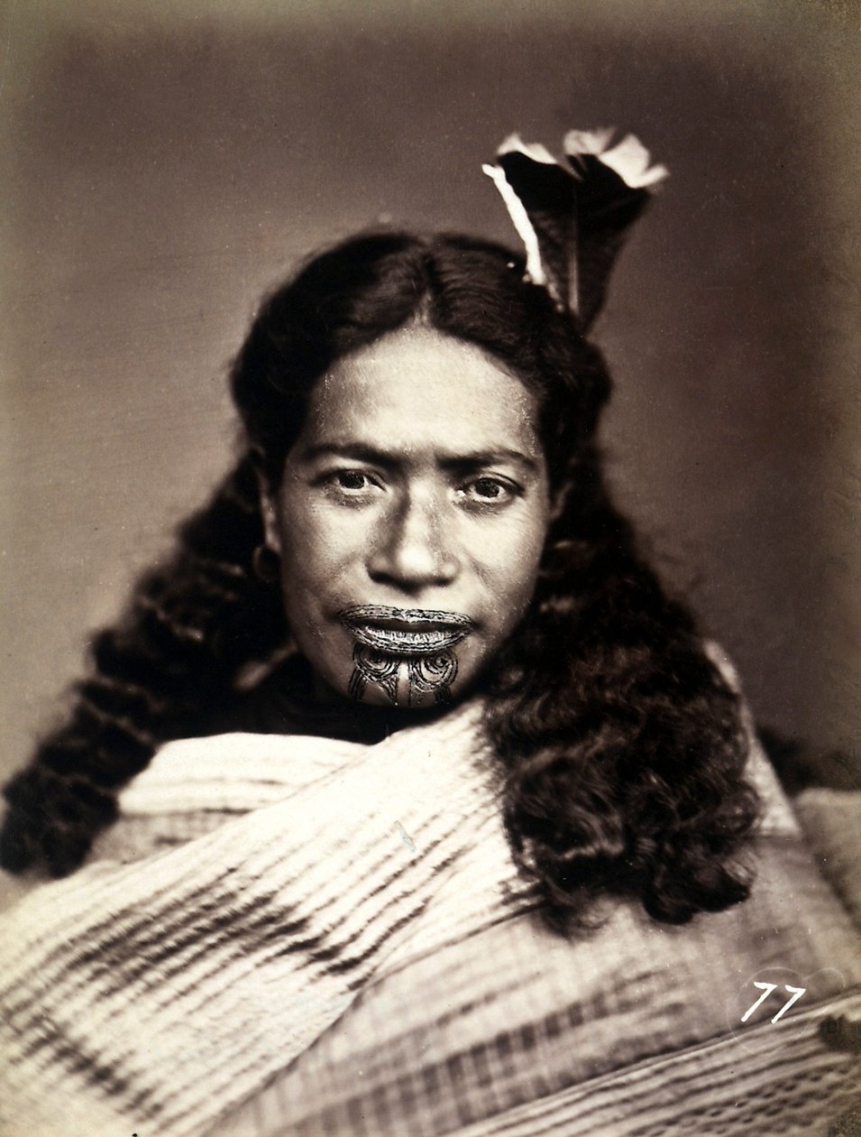 Dövmeli yüzlü bir Maori portresi, c.1886-88 by New Zealand Photographer