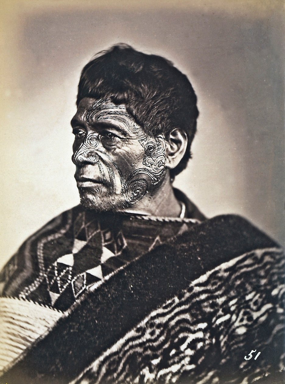 Dövmeli yüzlü bir Maori portresi, c.1886-88 by New Zealand Photographer