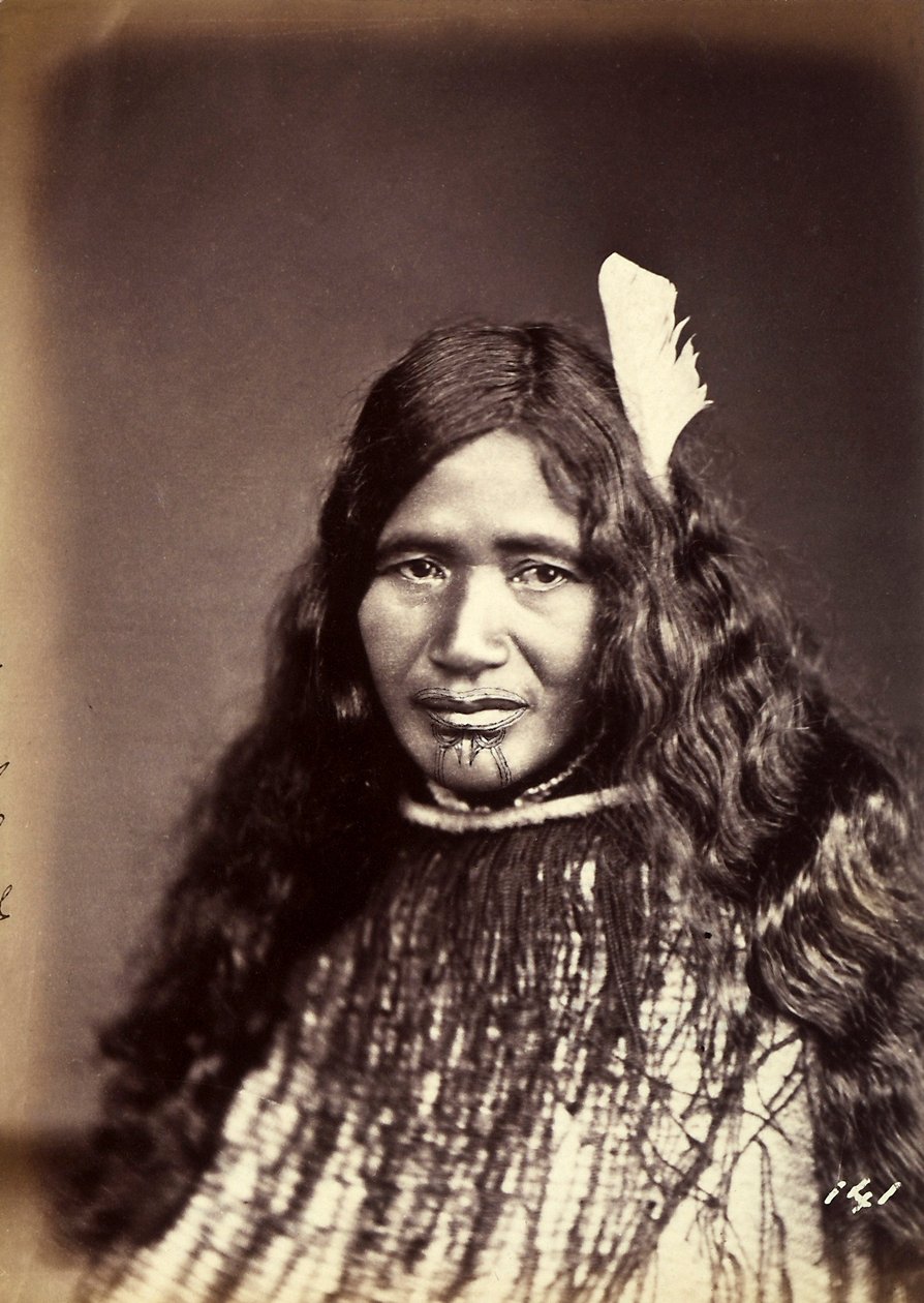 Dövmeli yüzlü bir Maori portresi, c.1886-88 by New Zealand Photographer