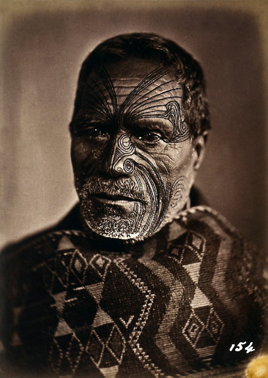 Dövmeli yüzlü bir Maori portresi, c.1886-88 by New Zealand Photographer