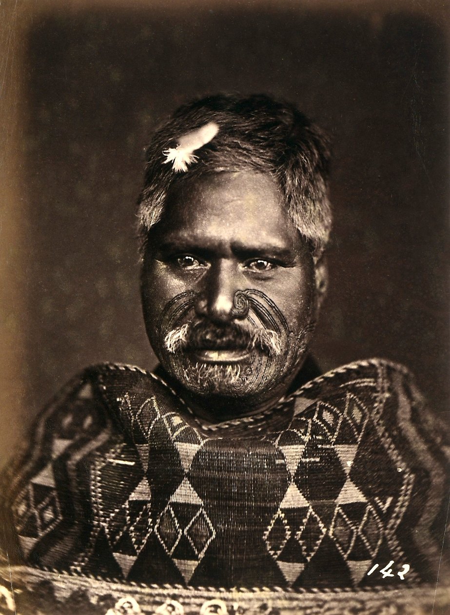 Dövmeli yüzlü bir Maori portresi, c.1886-88 by New Zealand Photographer