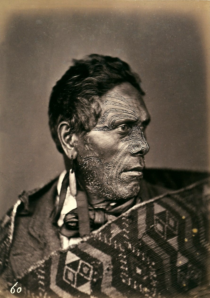 Dövmeli yüzlü bir Maori portresi, c.1886-88 by New Zealand Photographer