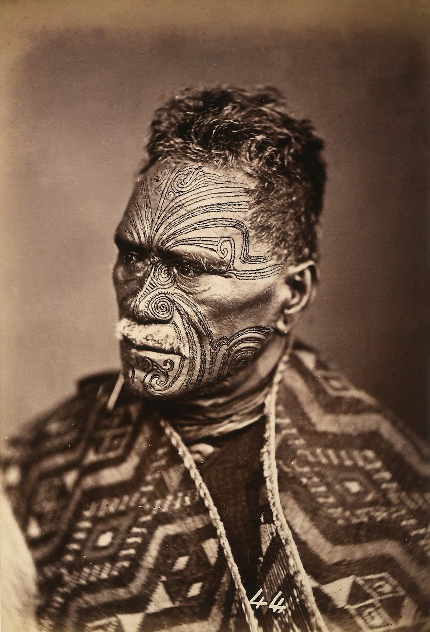 Dövmeli yüzlü bir Maori portresi, c.1886-88 by New Zealand Photographer