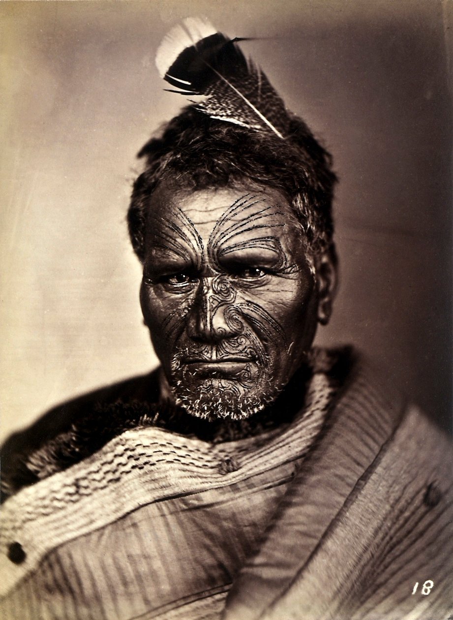 Dövmeli yüzlü bir Maori portresi, c.1886-88 by New Zealand Photographer