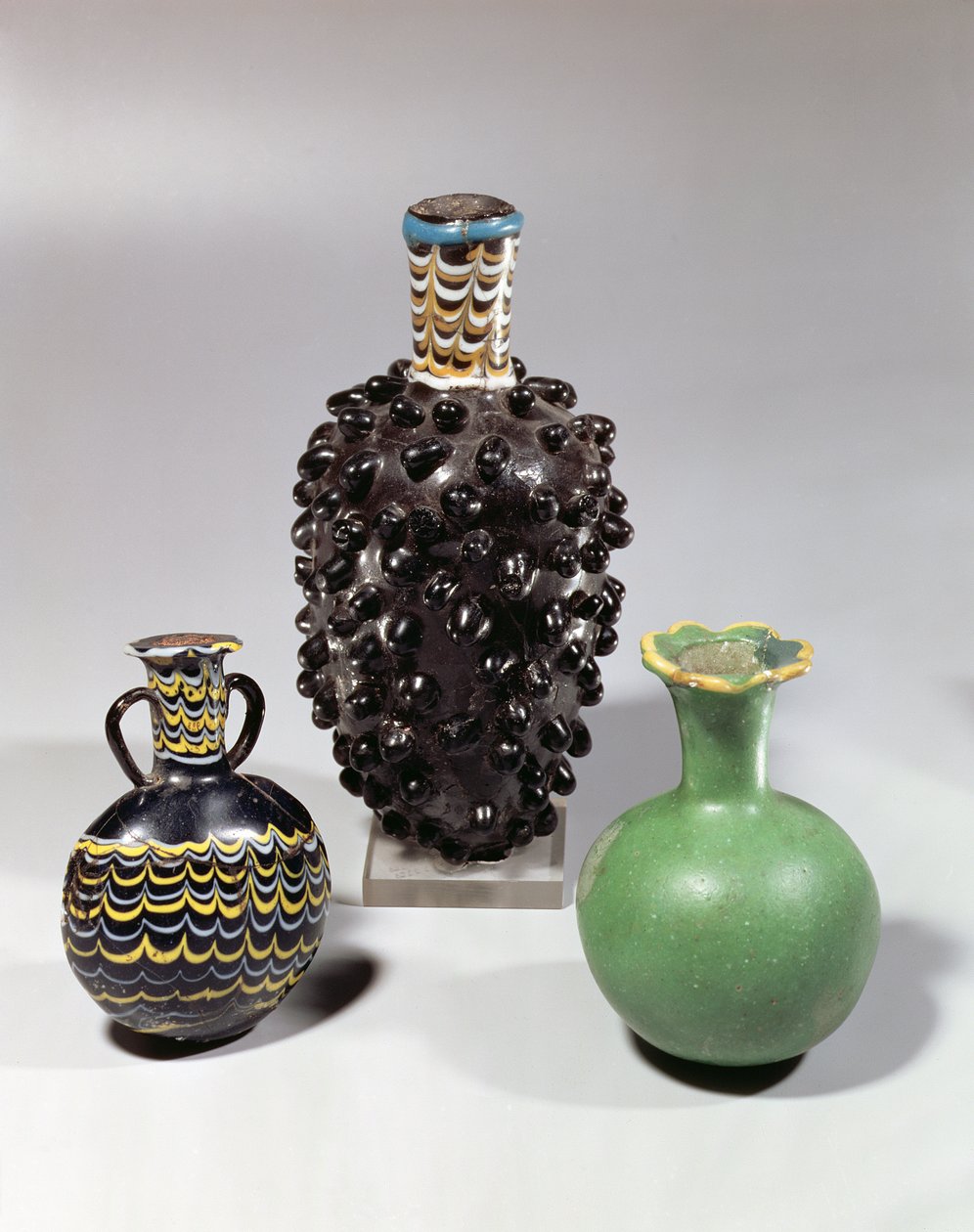 Mısır vazoları: üzüm salkımı, nar ve dalga motifi (cam) by New Kingdom Egyptian