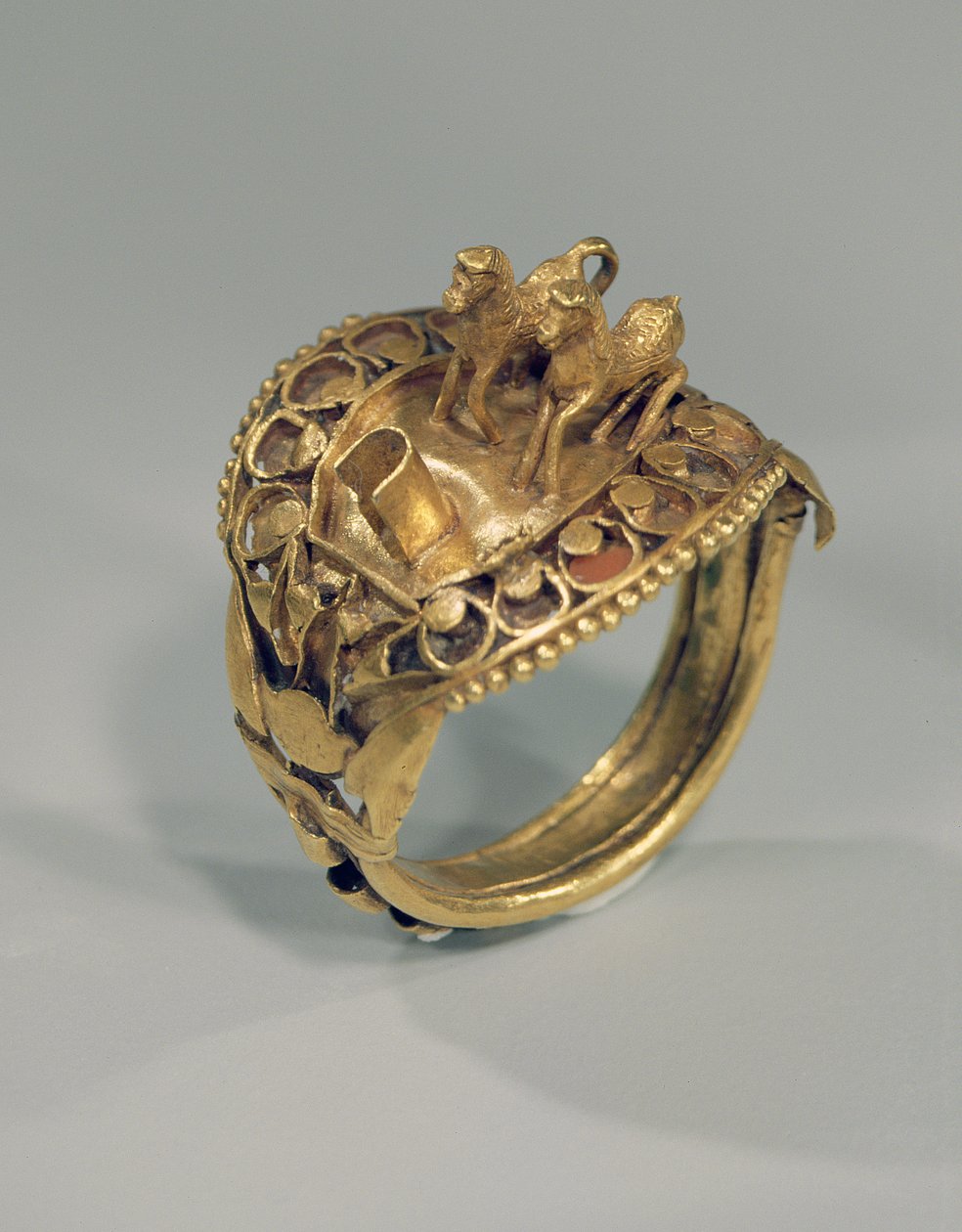 ಕುದುರೆ ಉಂಗುರ (ಚಿನ್ನ ಮತ್ತು ಕಾರ್ನೆಲಿಯನ್) ಟರ್ಕಿ by New Kingdom Egyptian