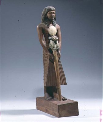 Ram başlı standarda sahip standart taşıyıcı (boyalı cariob ahşabı) by New Kingdom Egyptian