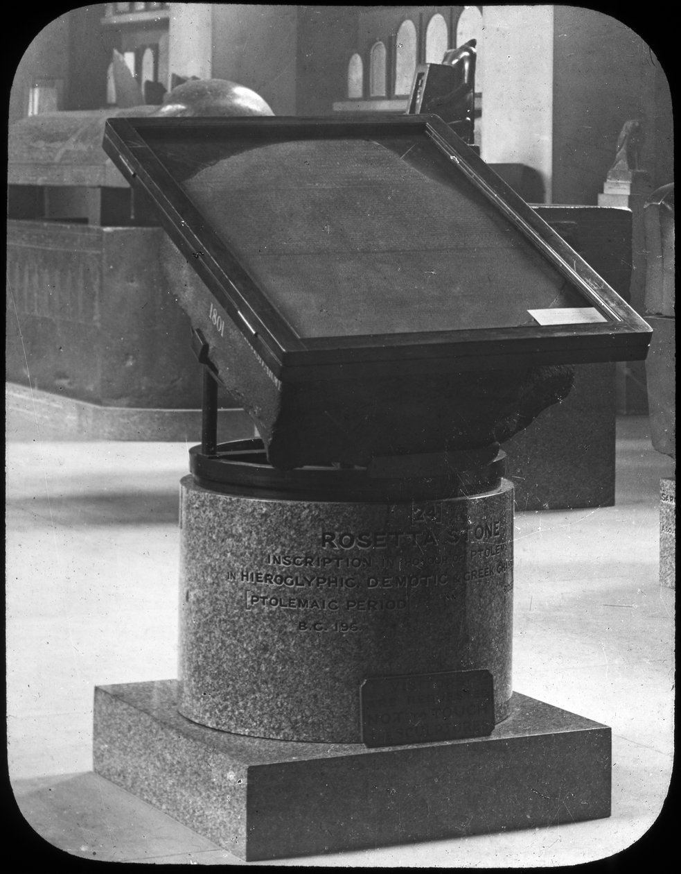 Rosetta Stone, British Museum, Londra, c1890 by Newton and Co